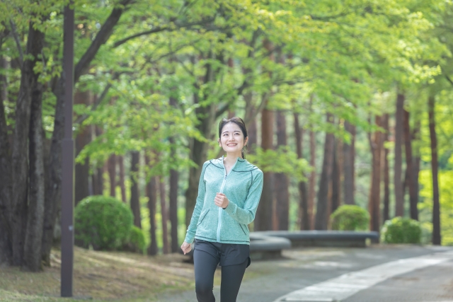 歩く女性