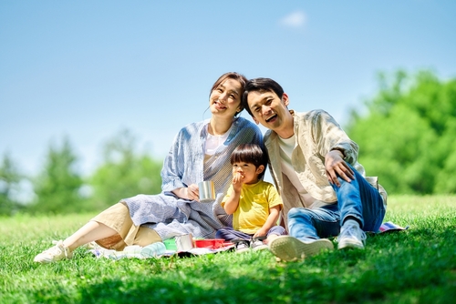 Family,Picnicking,In,The,Park