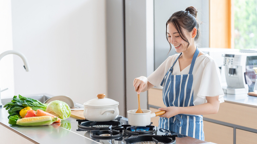 Attractive,Asian,Woman,Cooking,At,Kitchen