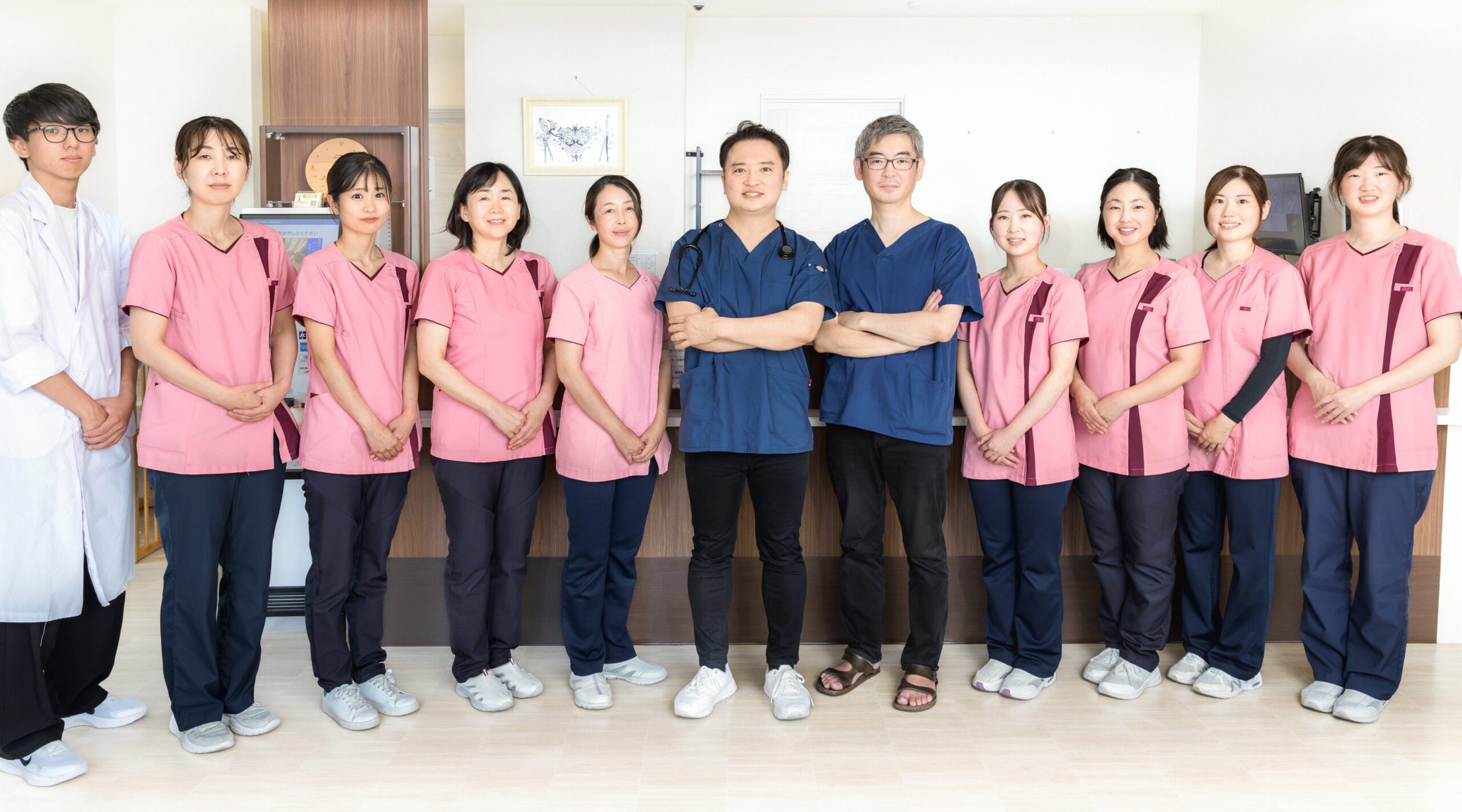 あまが台ファミリークリニック スタッフ集合写真 臨床検査技師、管理栄養士、看護師、医療事務、医師