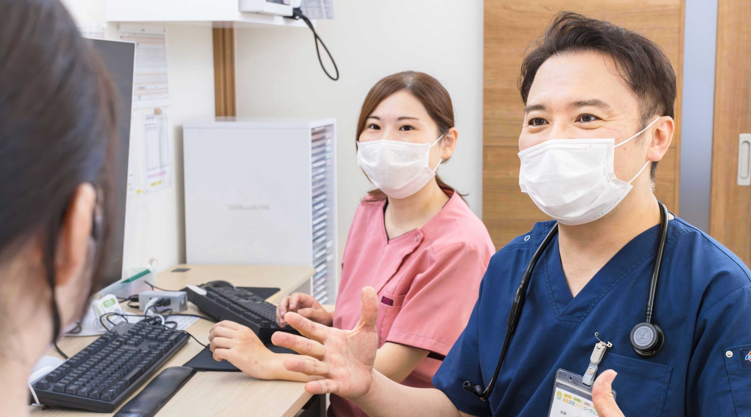 あまが台ファミリークリニックの院長の診察風景