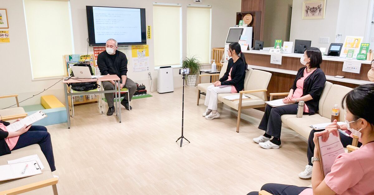あまが台ファミリークリニックの外部講師による勉強会の風景