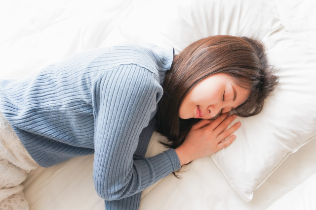 睡眠中の女性