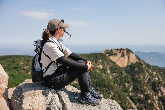 登山をする女性