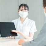 タブレットを持つ看護師