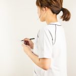 メモを取る医療スタッフ