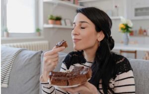 ケーキを食べる女性