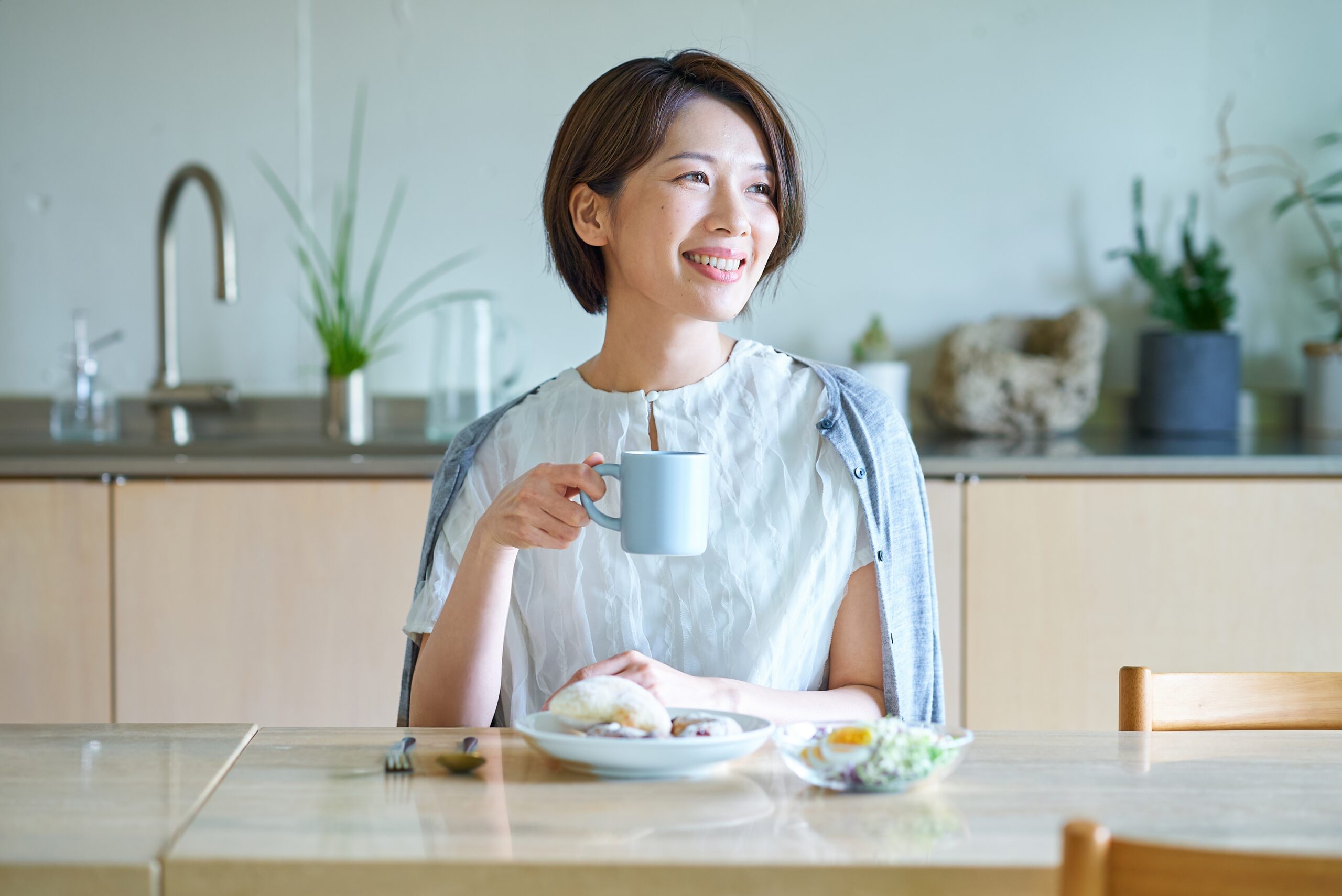 ダイエット改善がうまくいき、痩せられて嬉しそうな女性。
