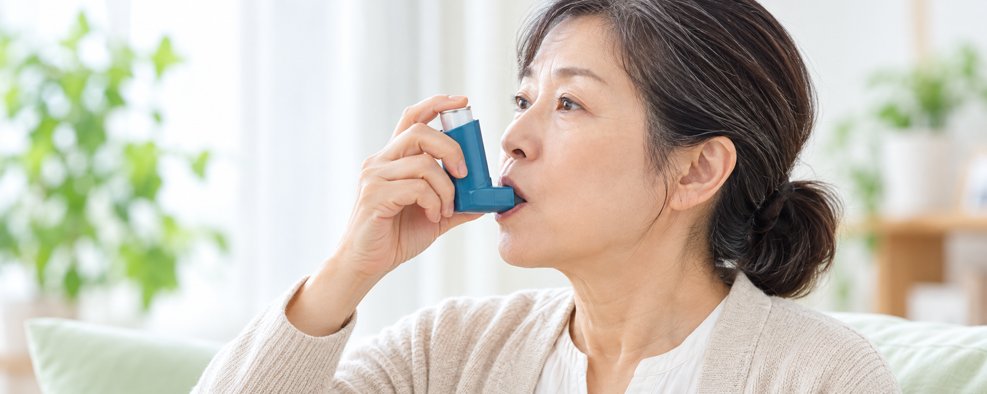 吸入器を使用する女性のイメージ